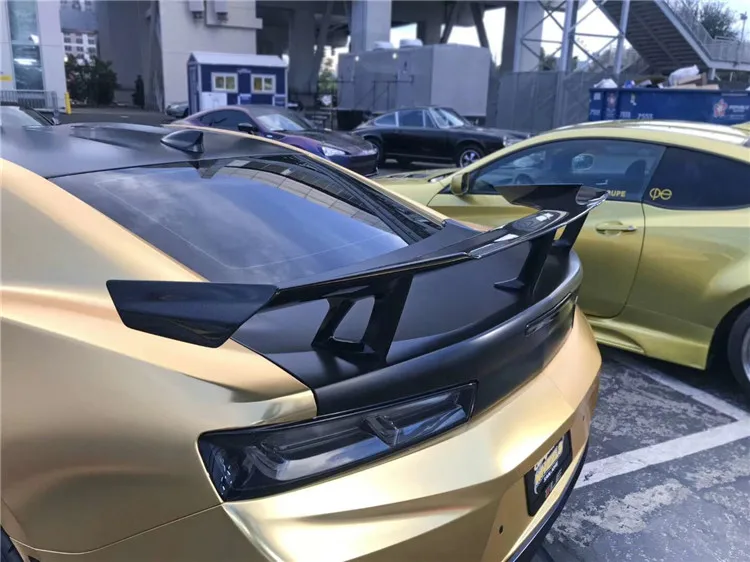 Alerón trasero negro estilo ZLE instalado en Chevrolet Camaro