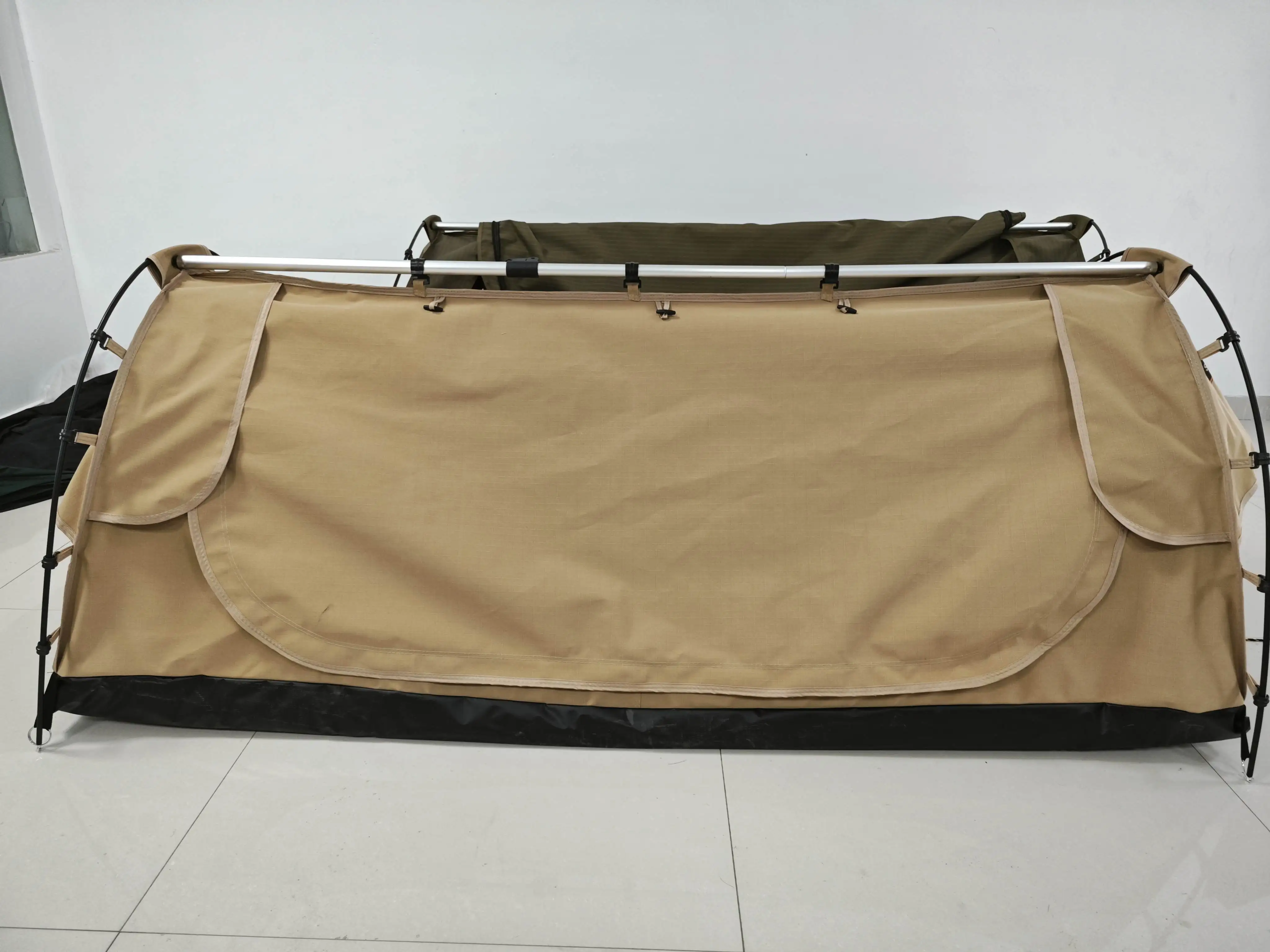 Interior de la tienda con colchón