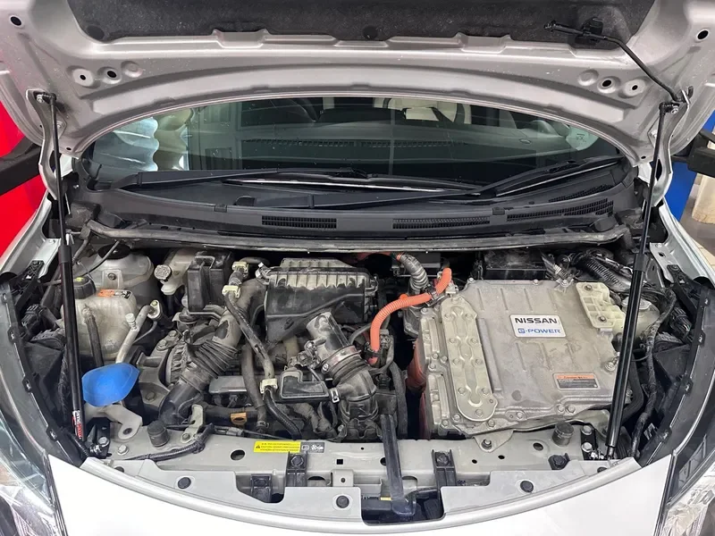 Amortiguadores de capó Nissan Note E12 y Versa Note 2012-2020 - imagen 2