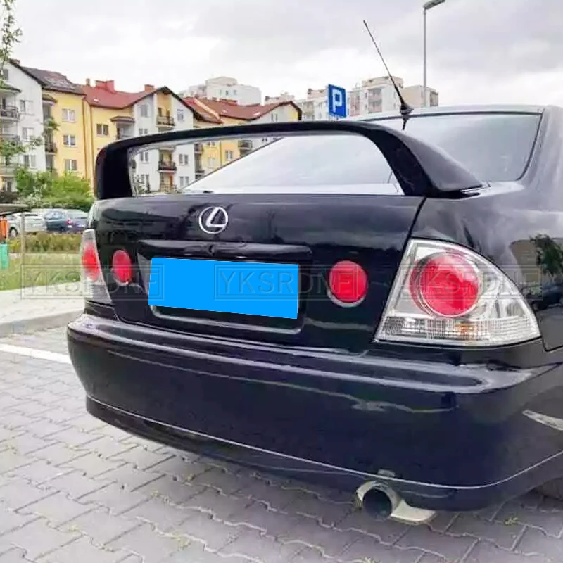 Alerón ABS sin pintar instalado en el maletero de un Lexus ALTEZZA