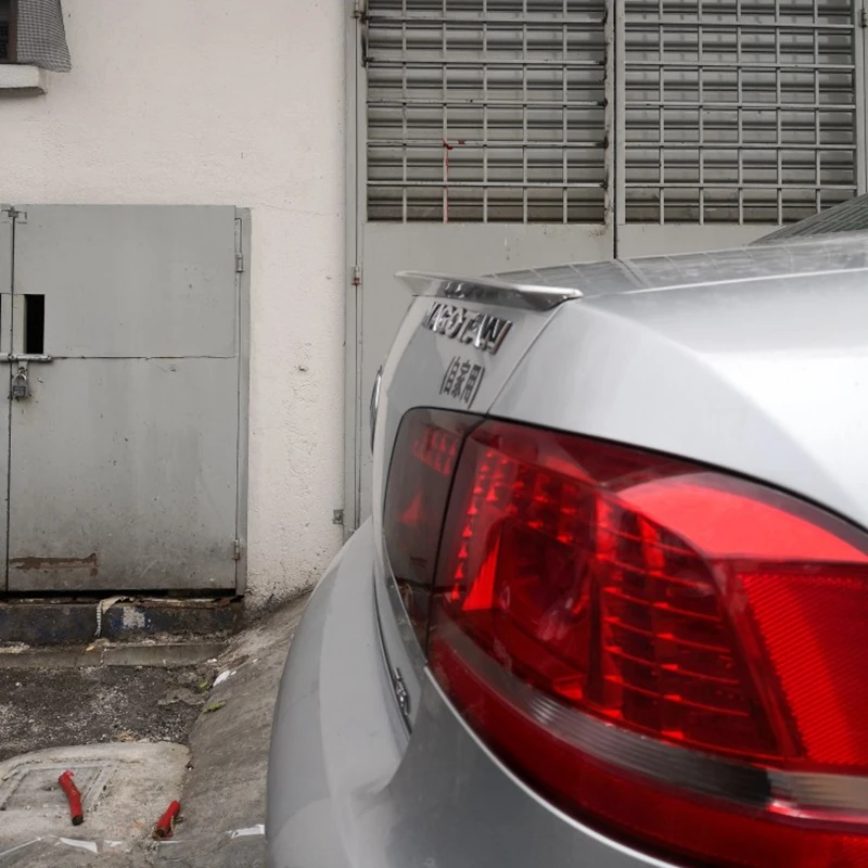 Alerón negro VW Passat B7 con labio divisor embellecedor de maletero - imagen 4