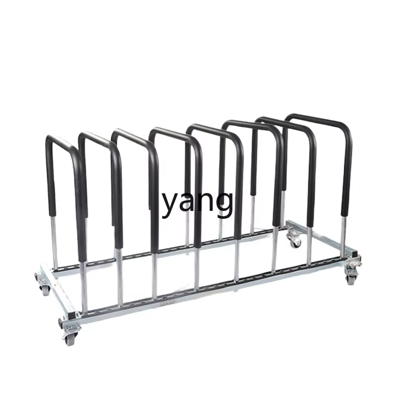 Estante colocado junto a una máquina de taller