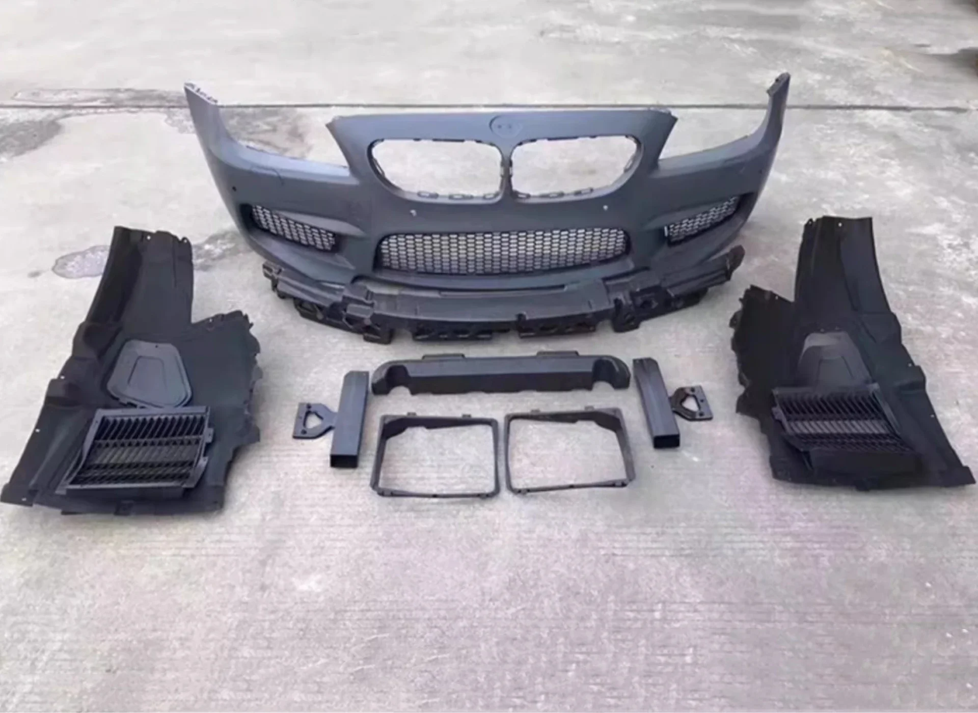 Vista frontal del kit instalado en un BMW F12