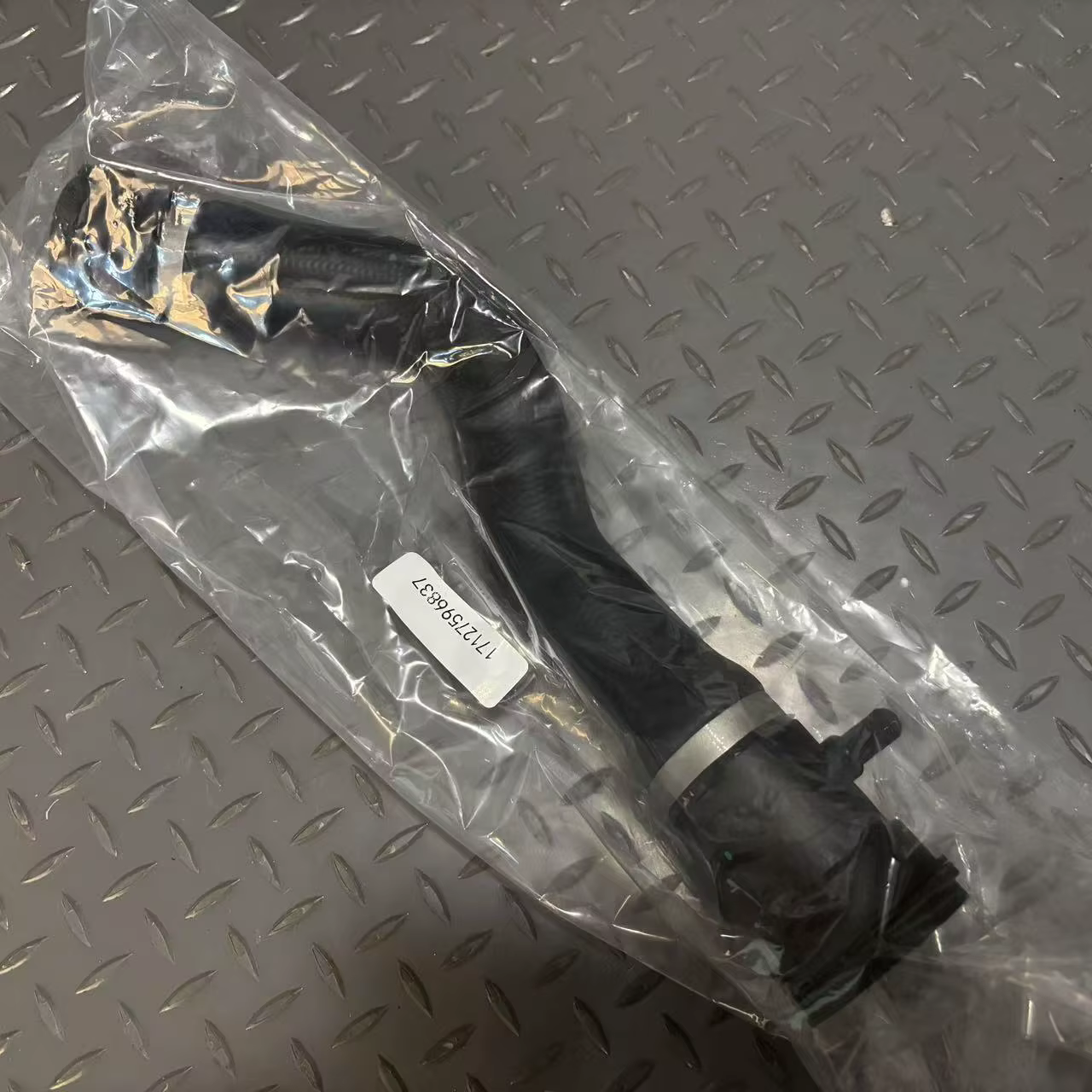 Manguera superior de radiador BMW 17127596837 para F20/F22/F30/F32 - imagen 2