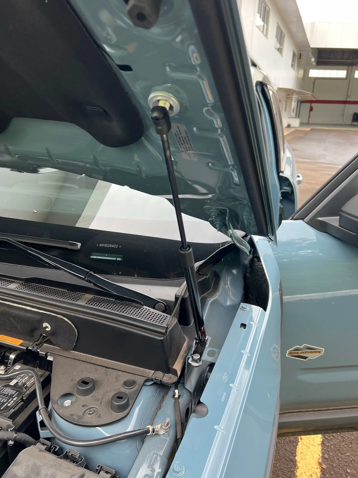 Puntales de gas soporte capó – Ford Bronco Sport CX430 2021-2024 - imagen 5