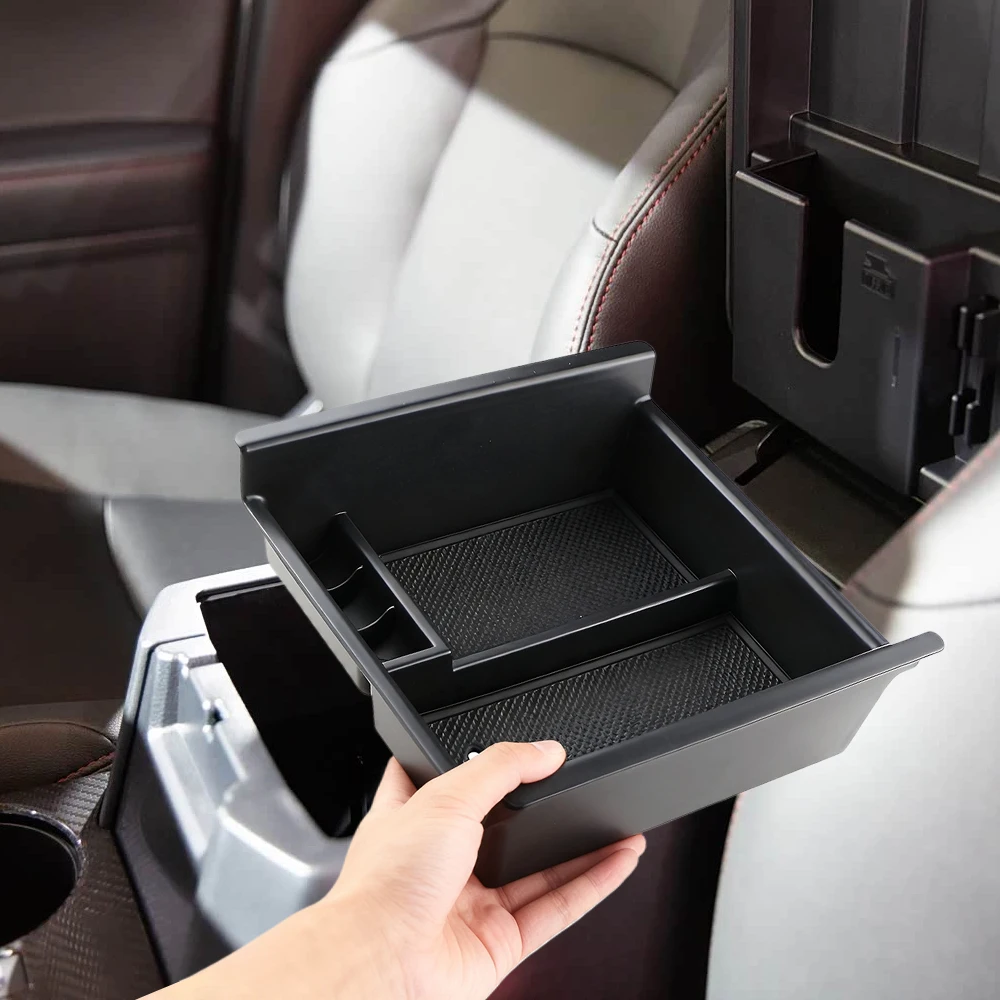 Detalle del ajuste en el reposabrazos del coche