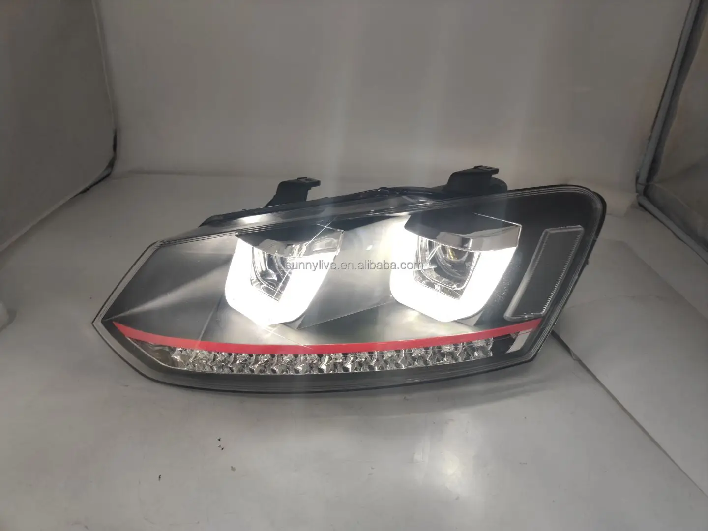 Detalle de la lente proyectora y firma LED