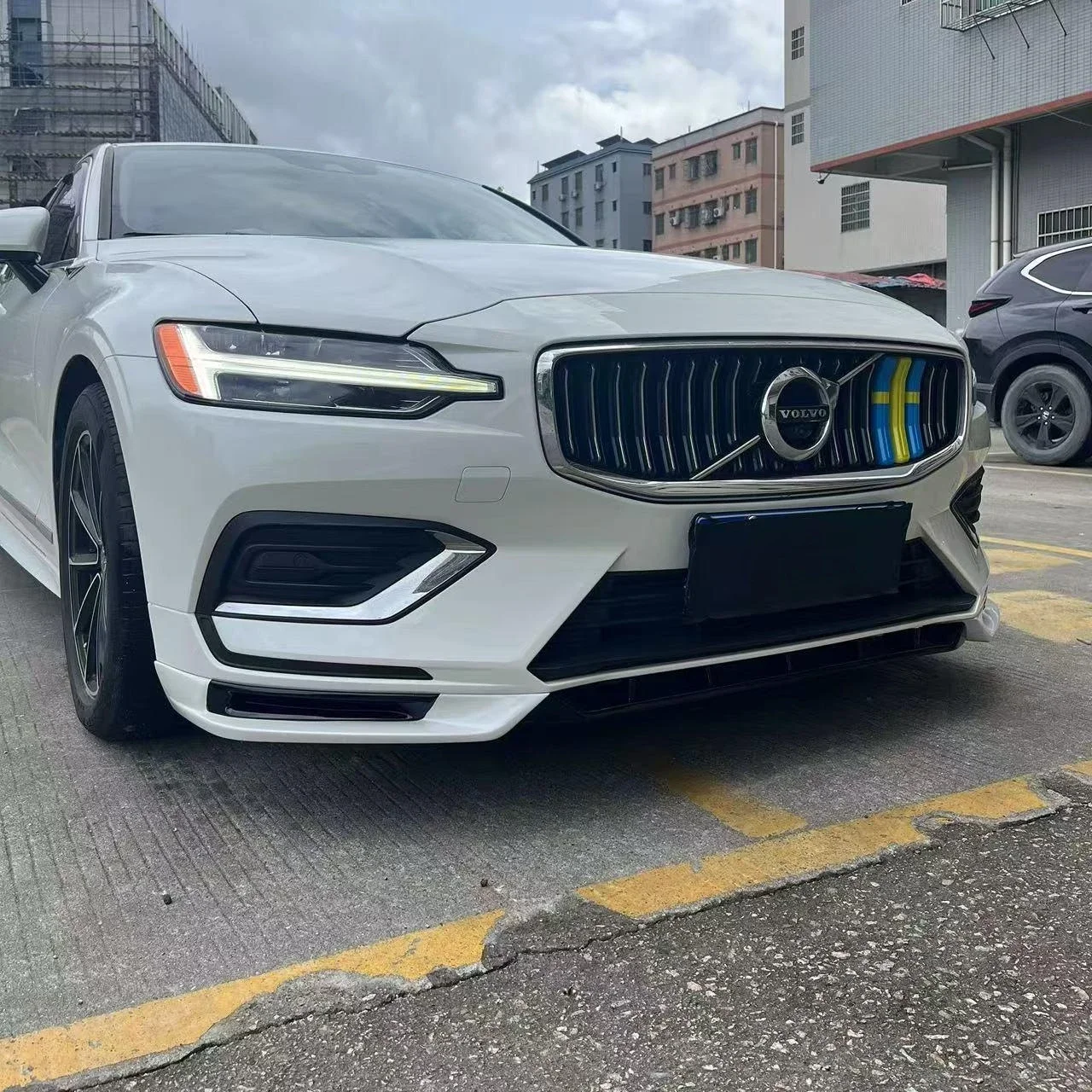 Protector de labio de parachoques Volvo S60 V60 2020-2025 - imagen 3
