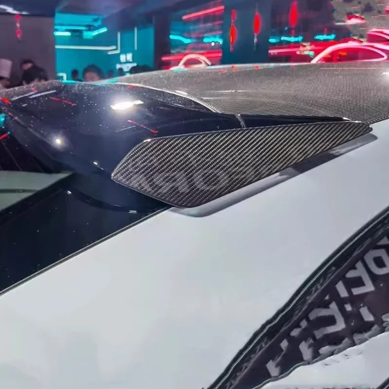 Vista lateral del Porsche Cayenne Coupé con ala superior en carbono