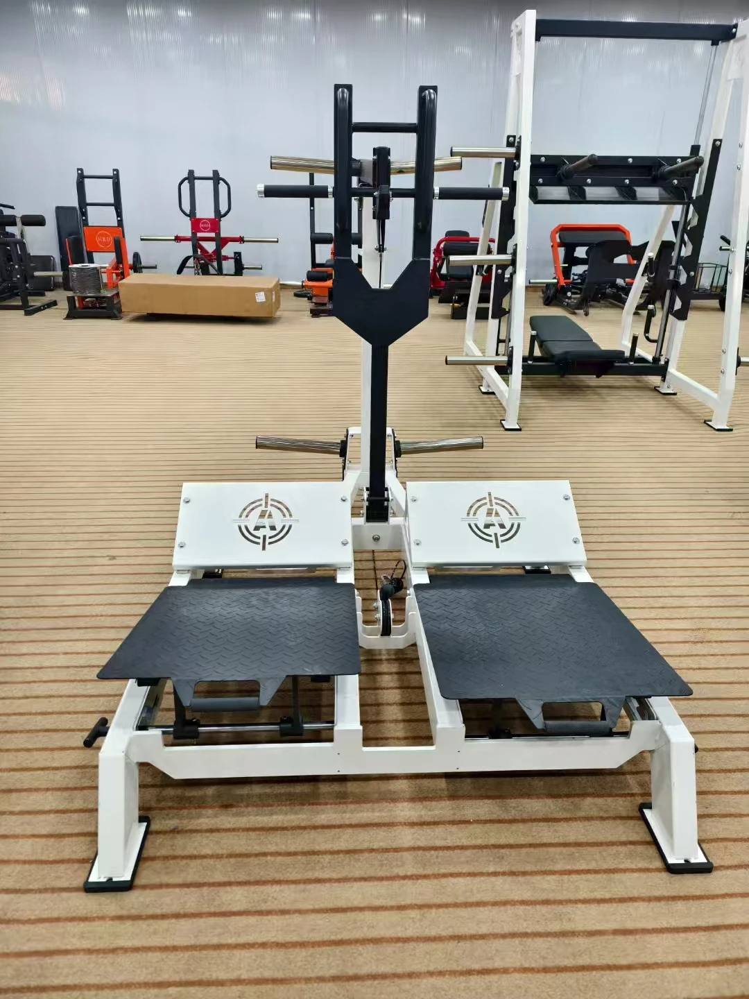 Banco multifunción en un entorno de gimnasio profesional