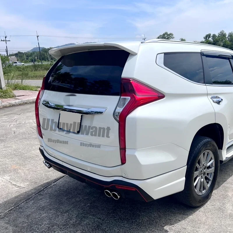 Vista trasera del alerón instalado en el Pajero