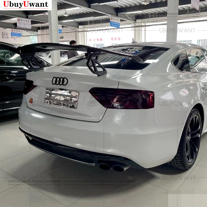 Alerón trasero de fibra de carbono instalado en la parte posterior del vehículo