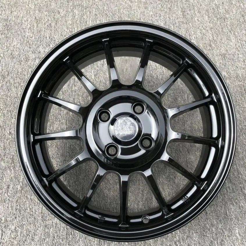 Llantas de aleación para coche en diferentes diseños y acabados