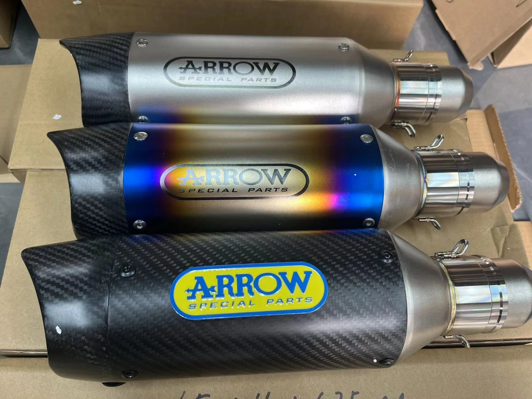 Silenciador universal de fibra de carbono para motocicleta