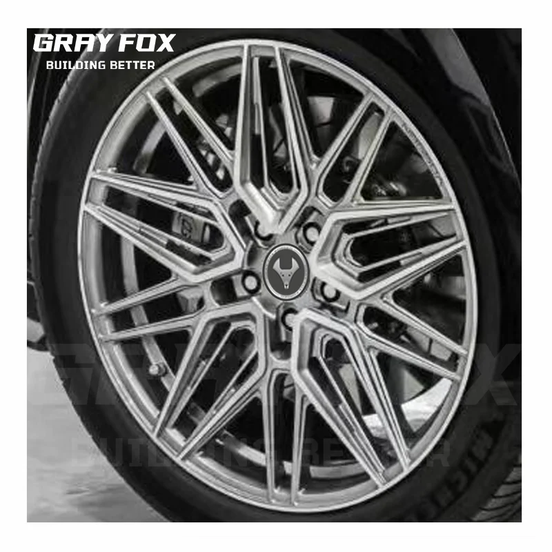 Vista de la llanta en ángulo, enfoque en el diseño cóncavo