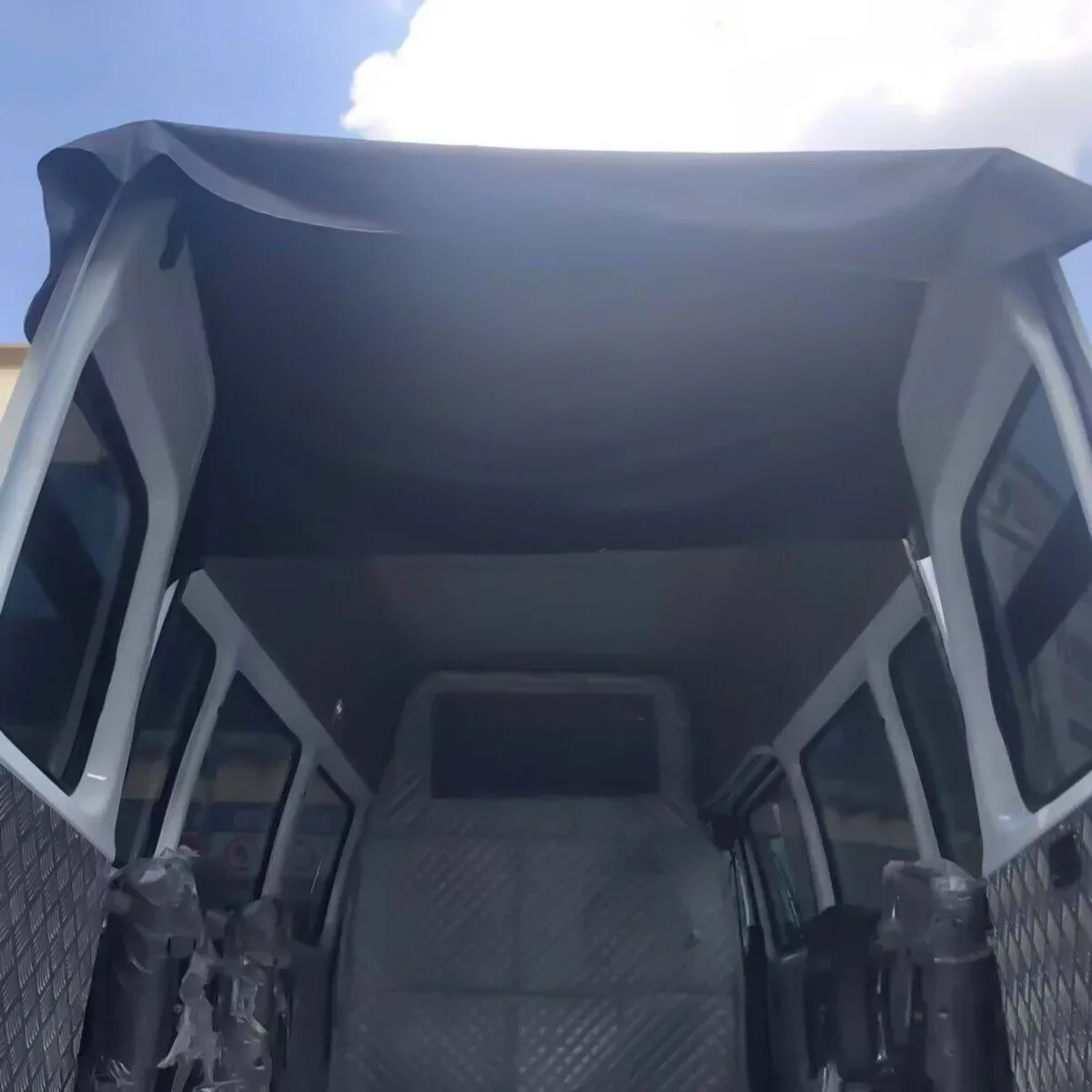 Toldo impermeable para puerta trasera de furgoneta VW y Ford - imagen 5