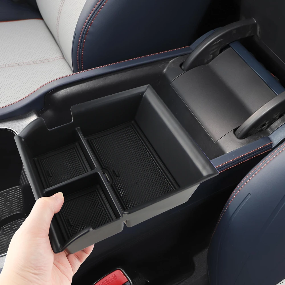 Detalle del organizador de reposabrazos para BYD ATTO 3