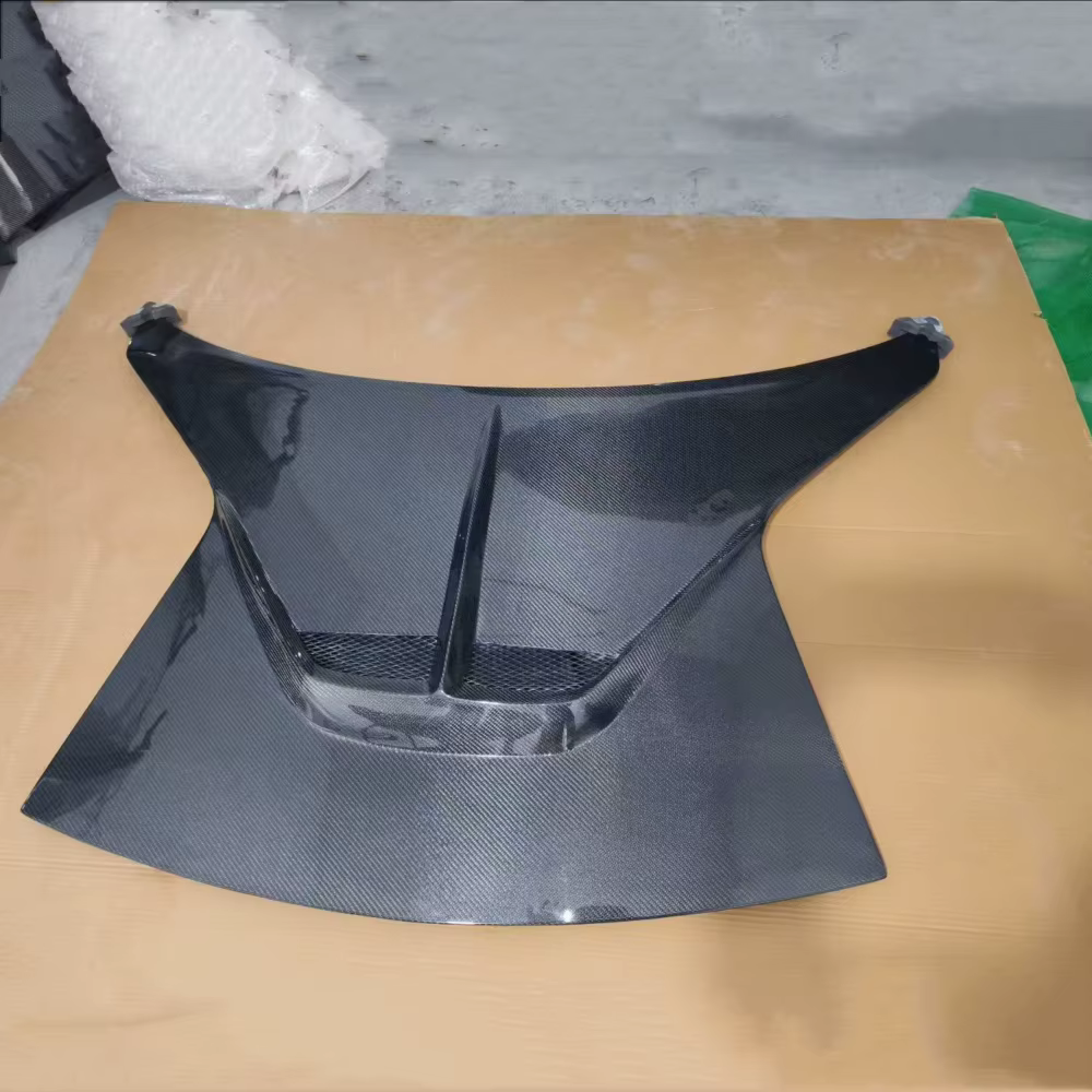 Detalle del diseño del capó envolvente para Lotus Emira