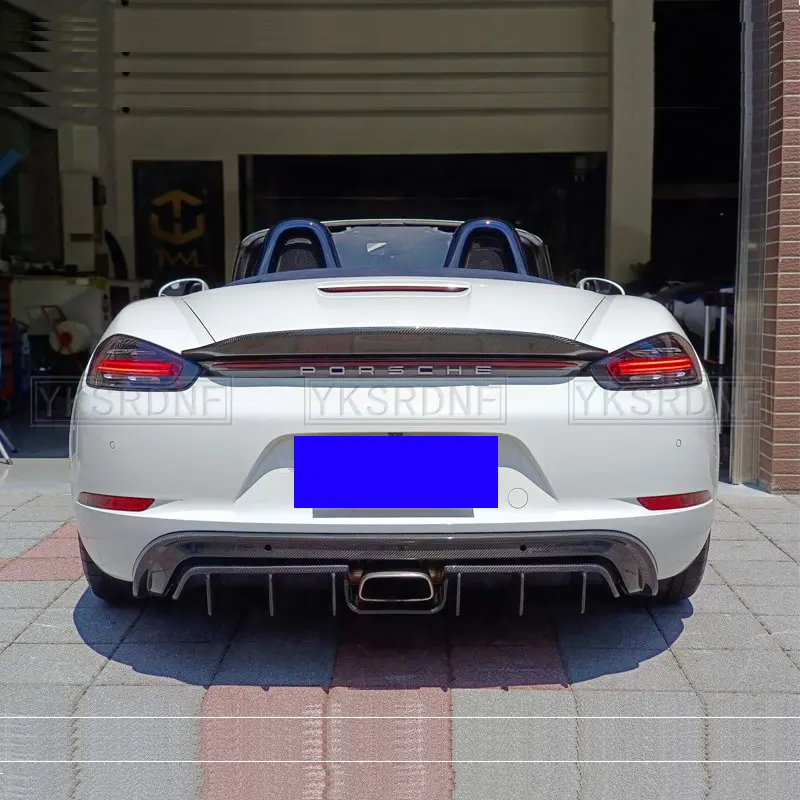 Vista frontal del alerón trasero de fibra de carbono para Porsche 718
