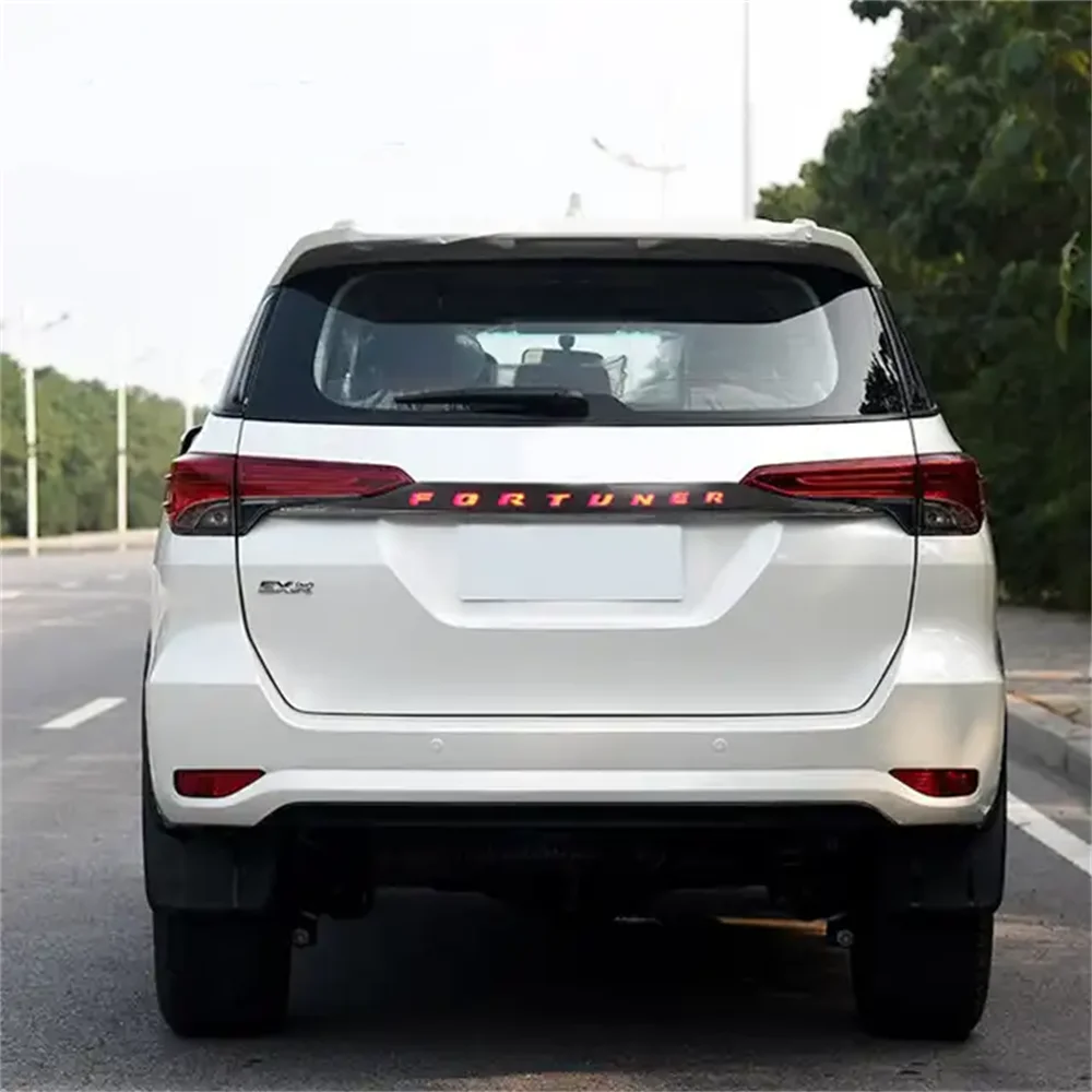 Embellecedor LED maletero trasero con luz de freno para Toyota Fortuner - imagen 3