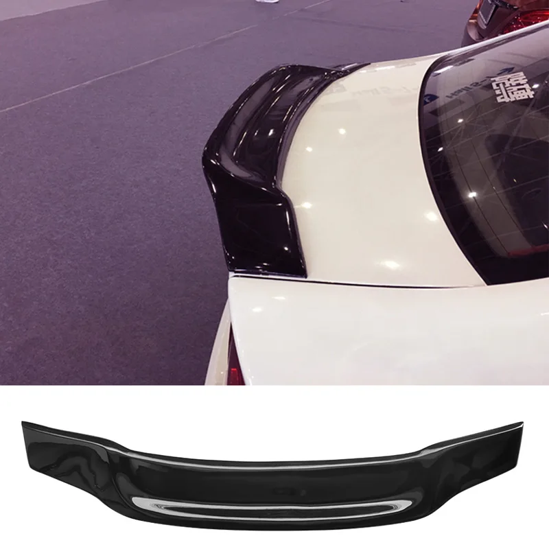 Alerón negro brillante para Honda Civic visto desde la parte posterior