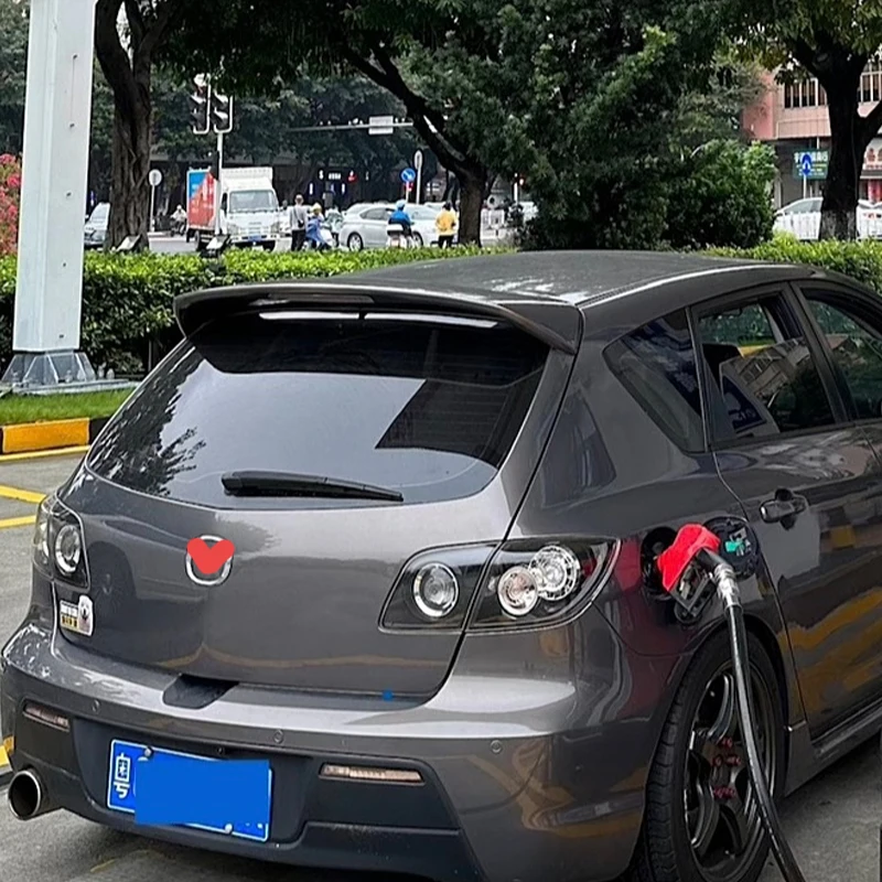 Alerón trasero Mazda 3 Hatchback con luz LED estilo carbono - imagen 4