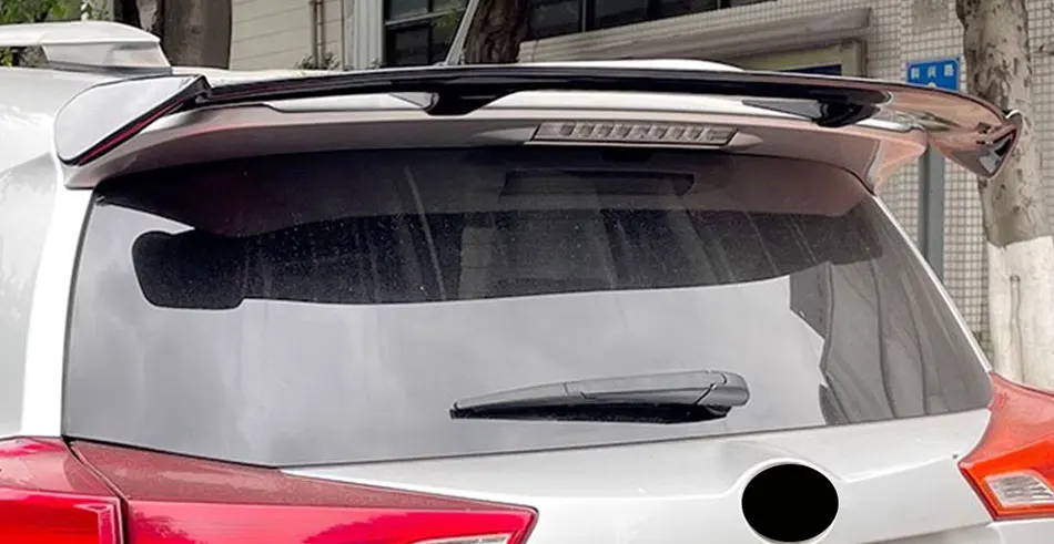 Vista frontal del alerón de carbono negro para Toyota RAV4