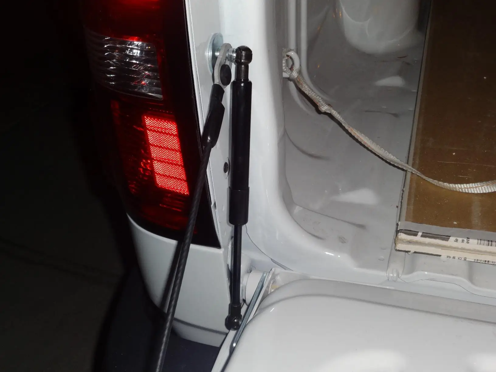 Amortiguador de asistencia para portón trasero GMC Sierra y Silverado - imagen 3