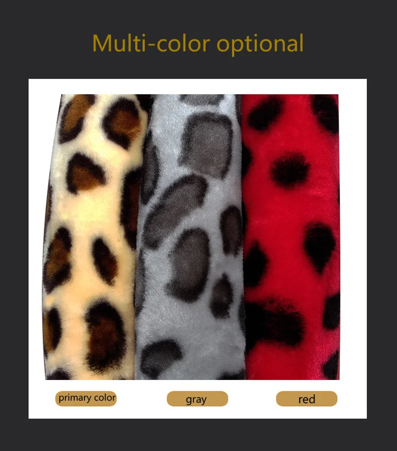 Detalle del material de felpa con estampado de leopardo