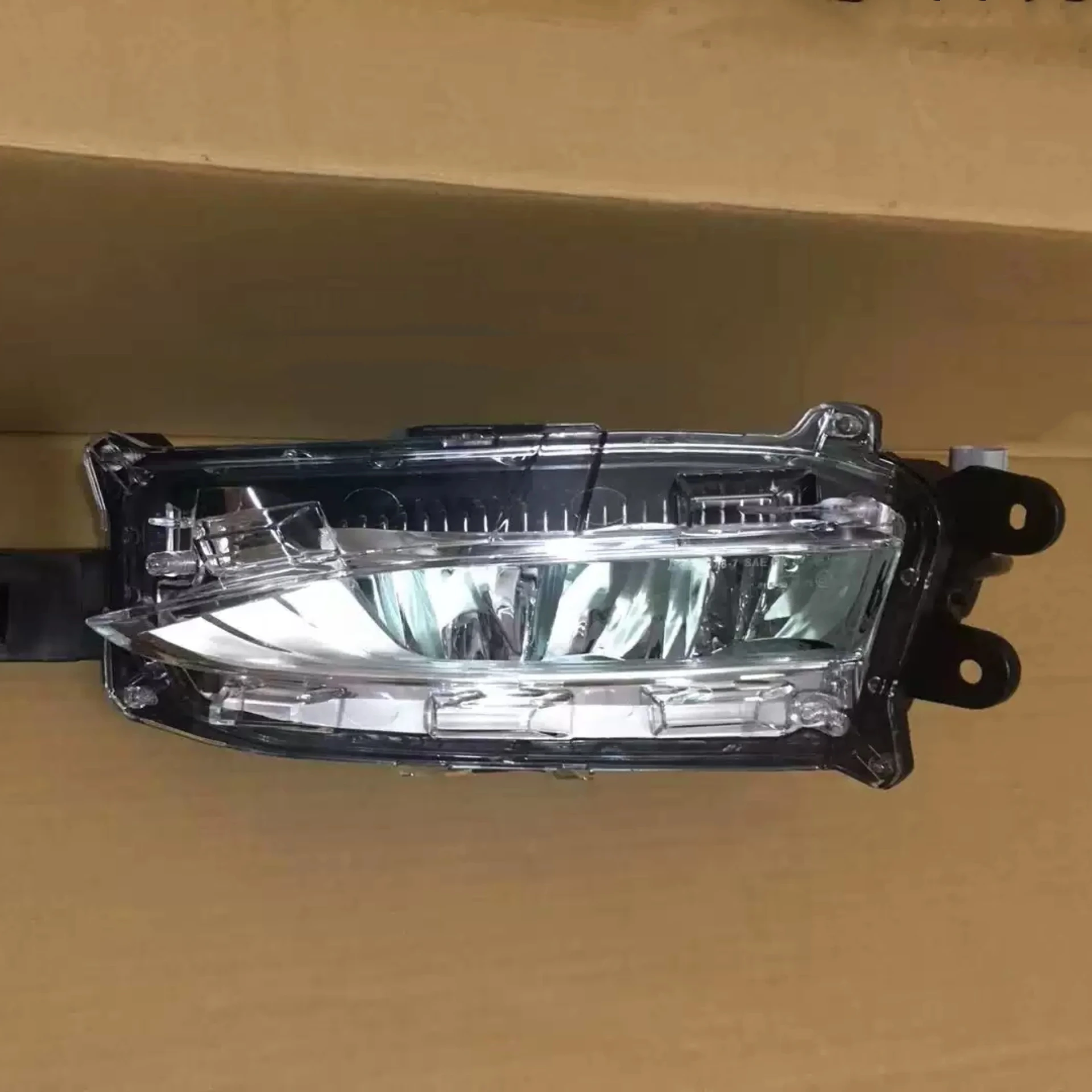 Faro antiniebla instalado en el parachoques de un Lexus NX