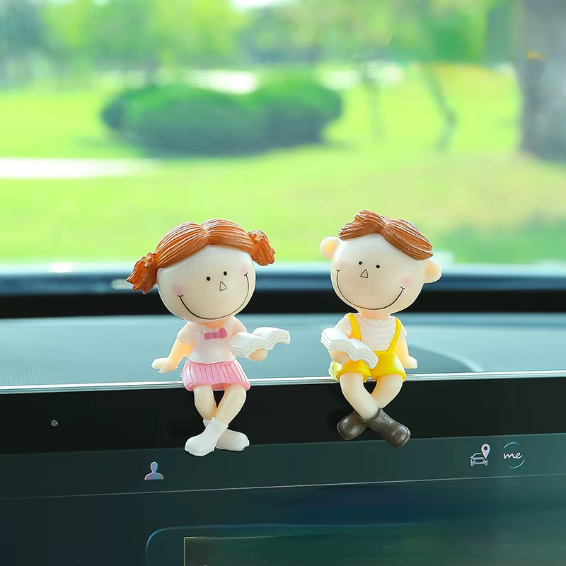 Adorno de pareja besándose para el salpicadero del coche - imagen 3