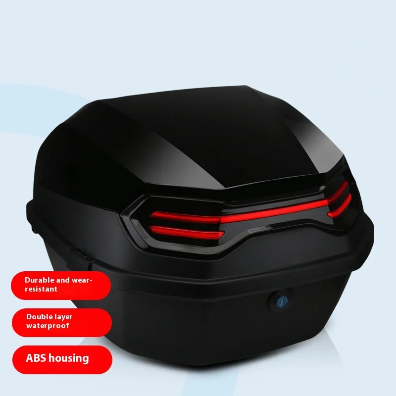 Maletero trasero moto y patinete con funda casco integrada