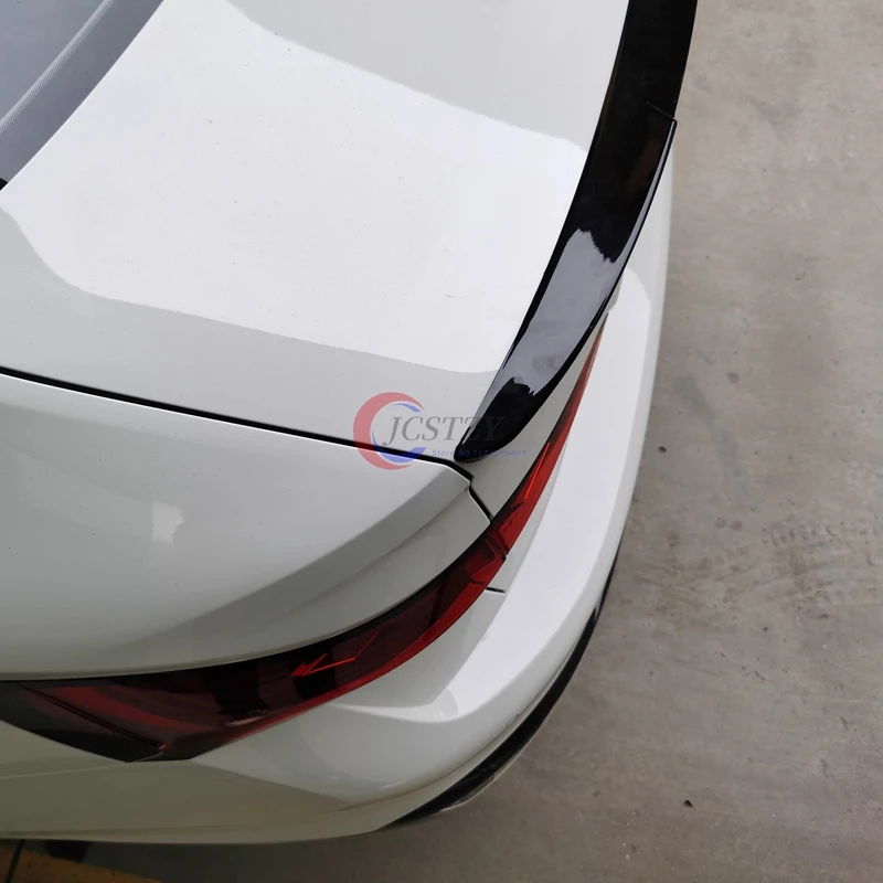 Vista lateral del spoiler trasero con acabado carbono