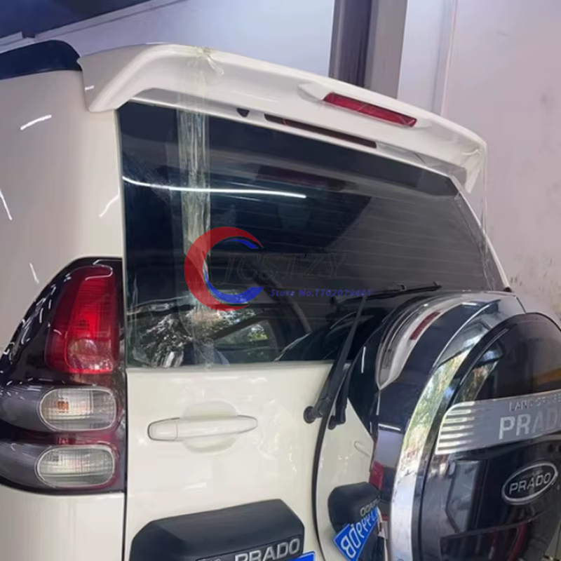 Detalle del alerón trasero ABS sin pintar