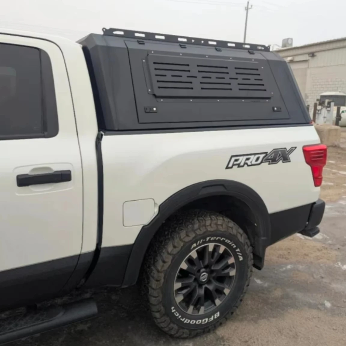 Toldo de aluminio retráctil DUTRIEUX instalado en una camioneta