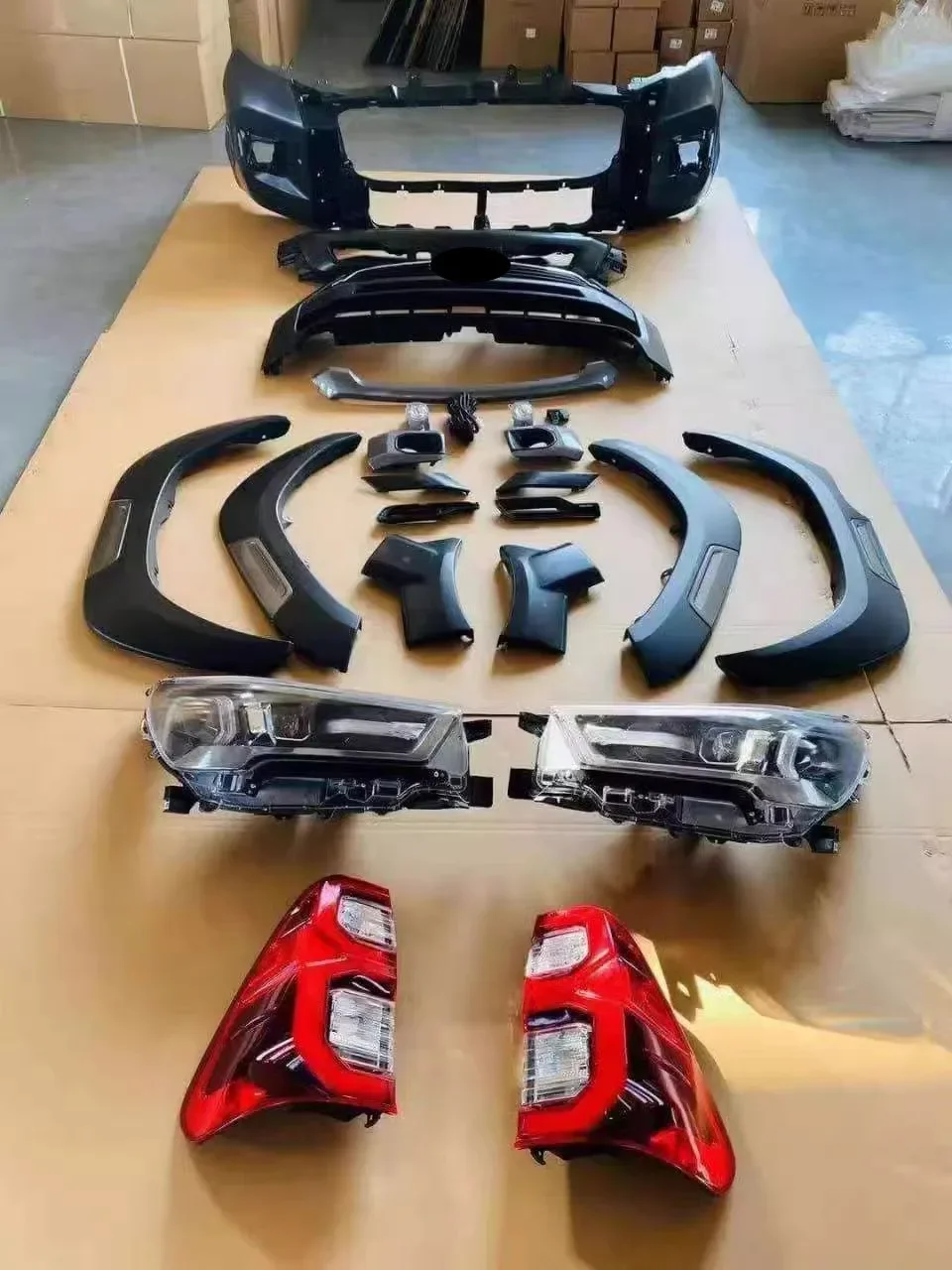 Kit de carrocería para Toyota HiLux - Máscara de rejilla, faro trasero y cejas - imagen 2