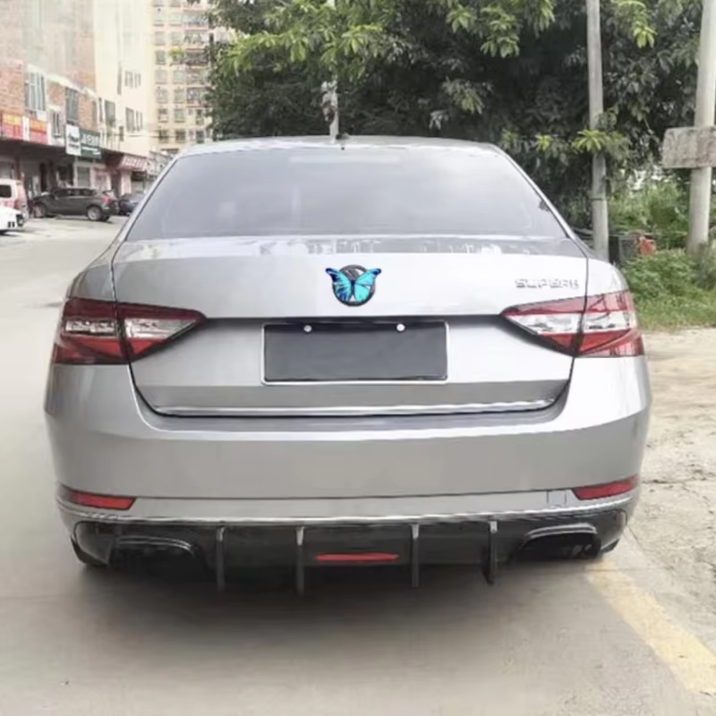 Labio trasero fibra de carbono con difusor LED Skoda Superb 2015-2019 - imagen 2