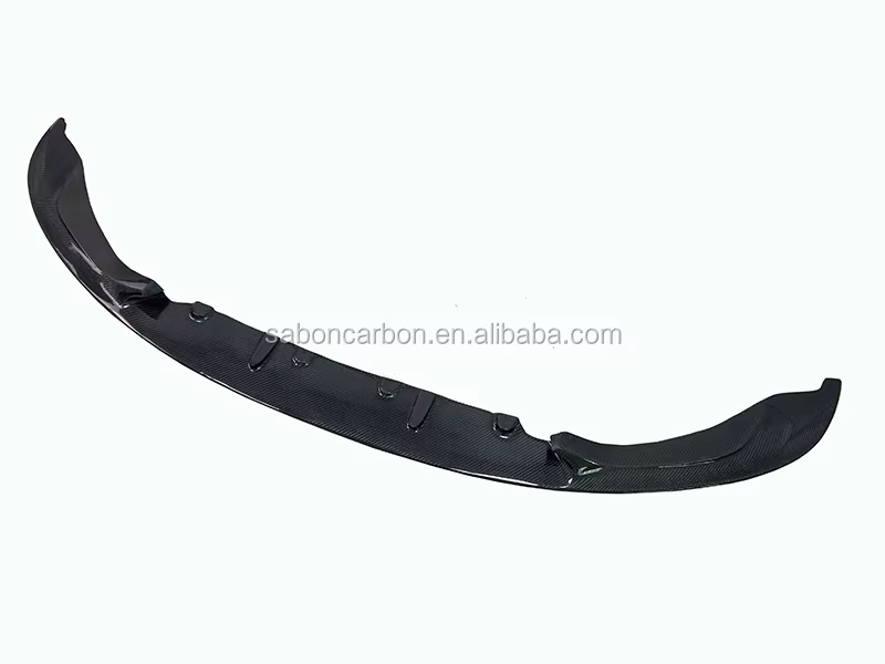 Detalle del acabado del divisor delantero para BMW F8X