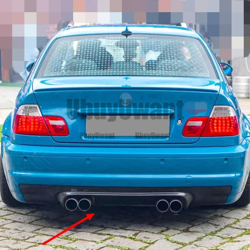 Difusor trasero negro brillante instalado en un BMW E46