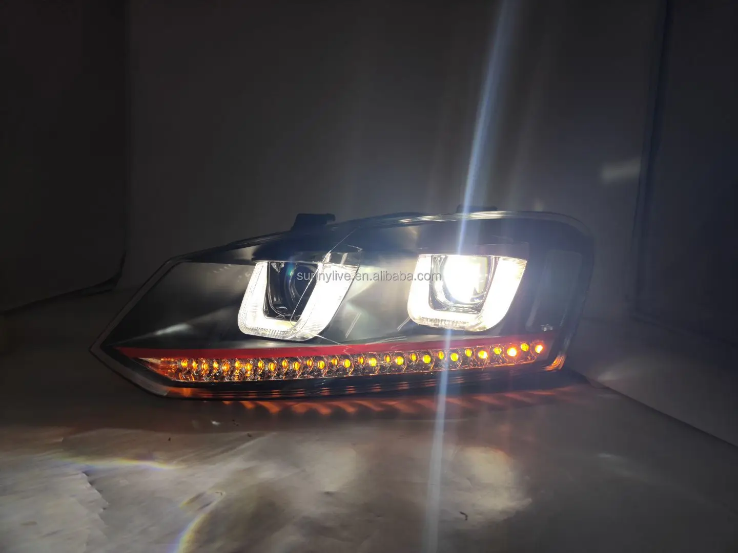 Vista frontal del faro LED Red Line para Polo Mk5