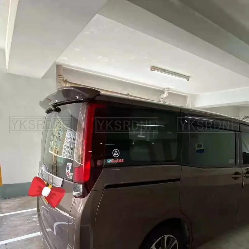 Alerón de techo alineado con la carrocería del Toyota Noah