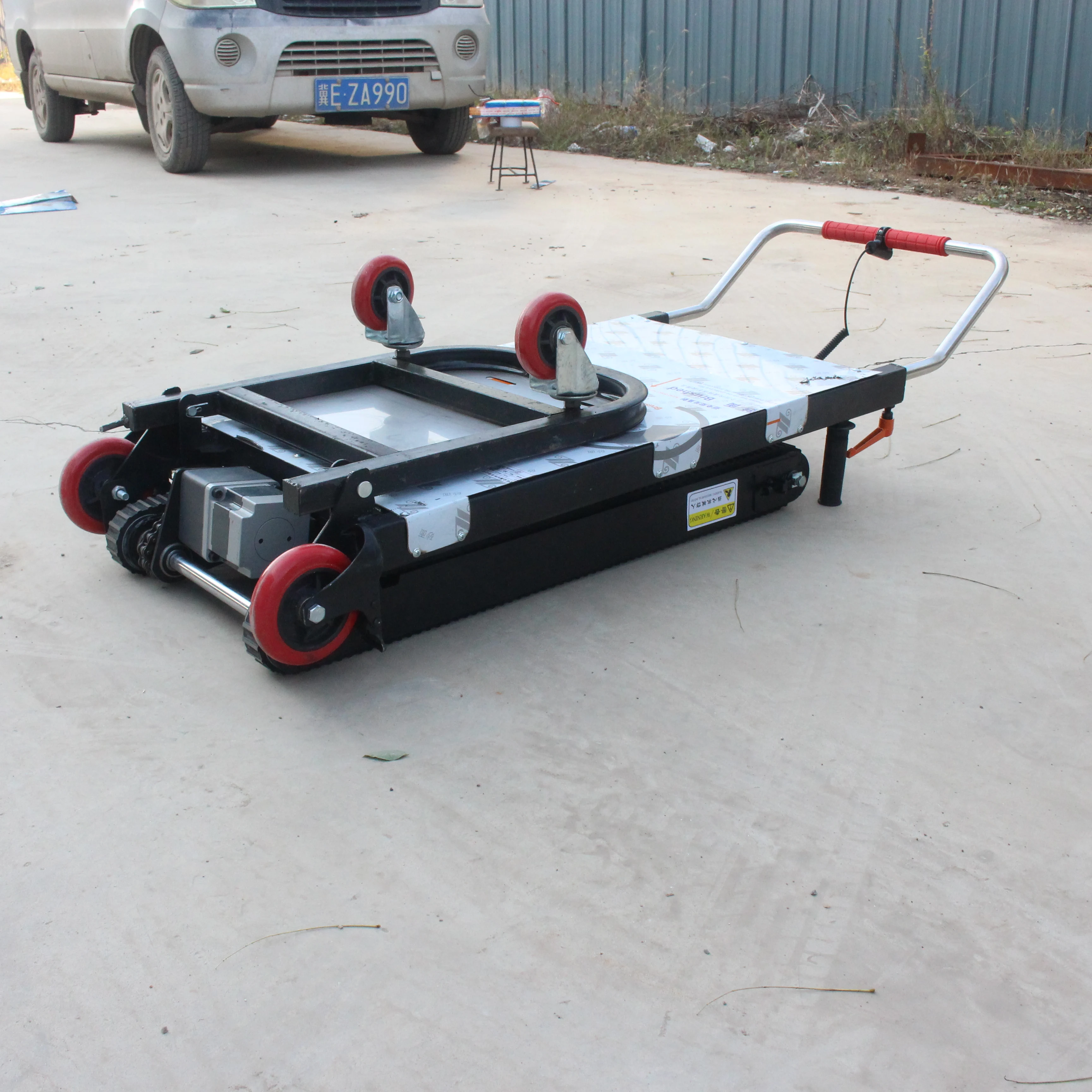 Vista de los mandos y la empuñadura ergonómica de la carretilla eléctrica