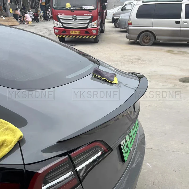 Vista frontal del divisor de alerón trasero