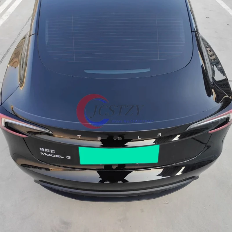 Alerón de rendimiento con acabado fibra de carbono en Tesla Model 3
