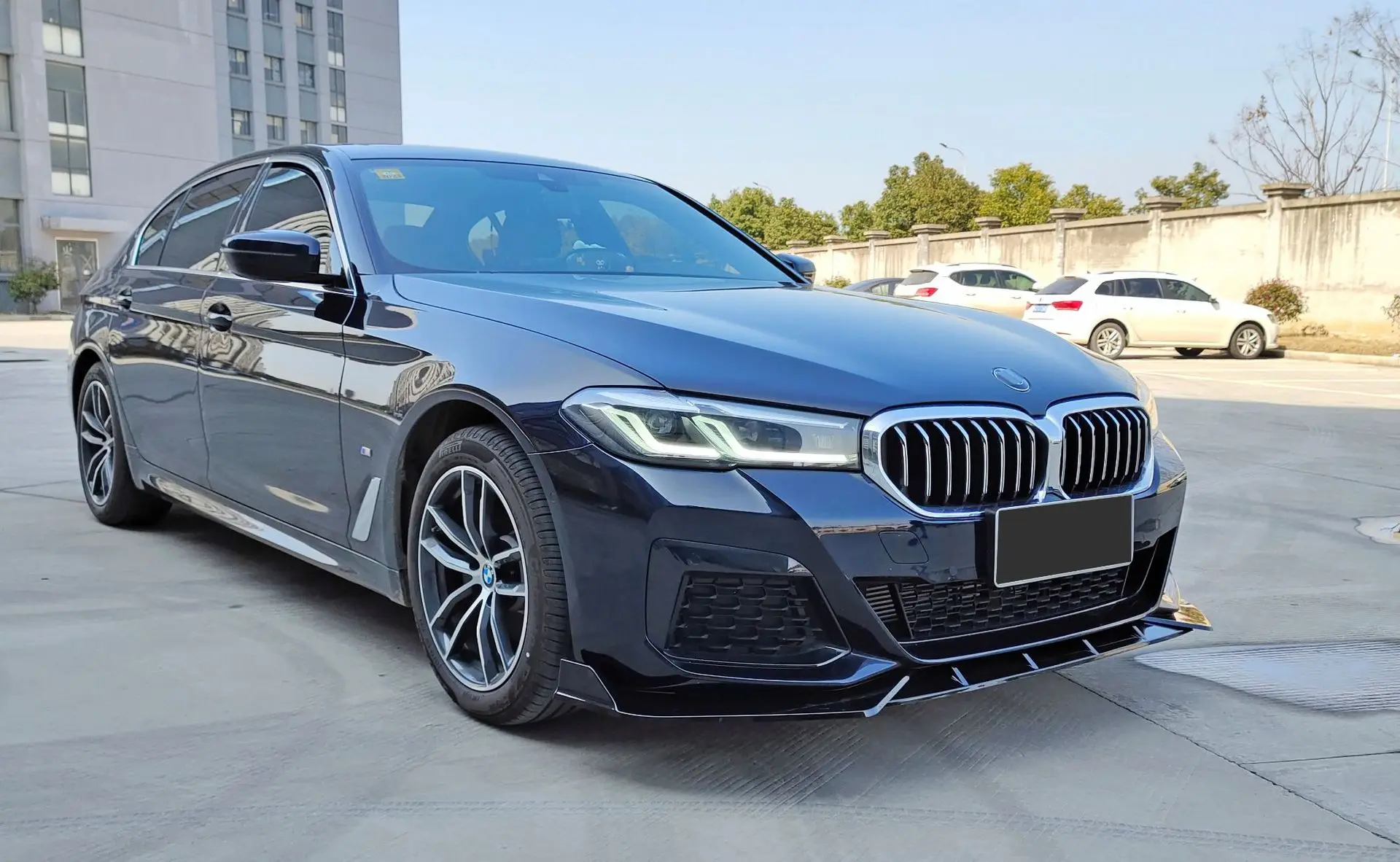 Para BMW 5 Series 2021 + años G30 G38 parachoques delantero de coche kit de carrocería de cola de barbilla cola de hoja M patrón de marca de agua negro mate brillante - imagen 4