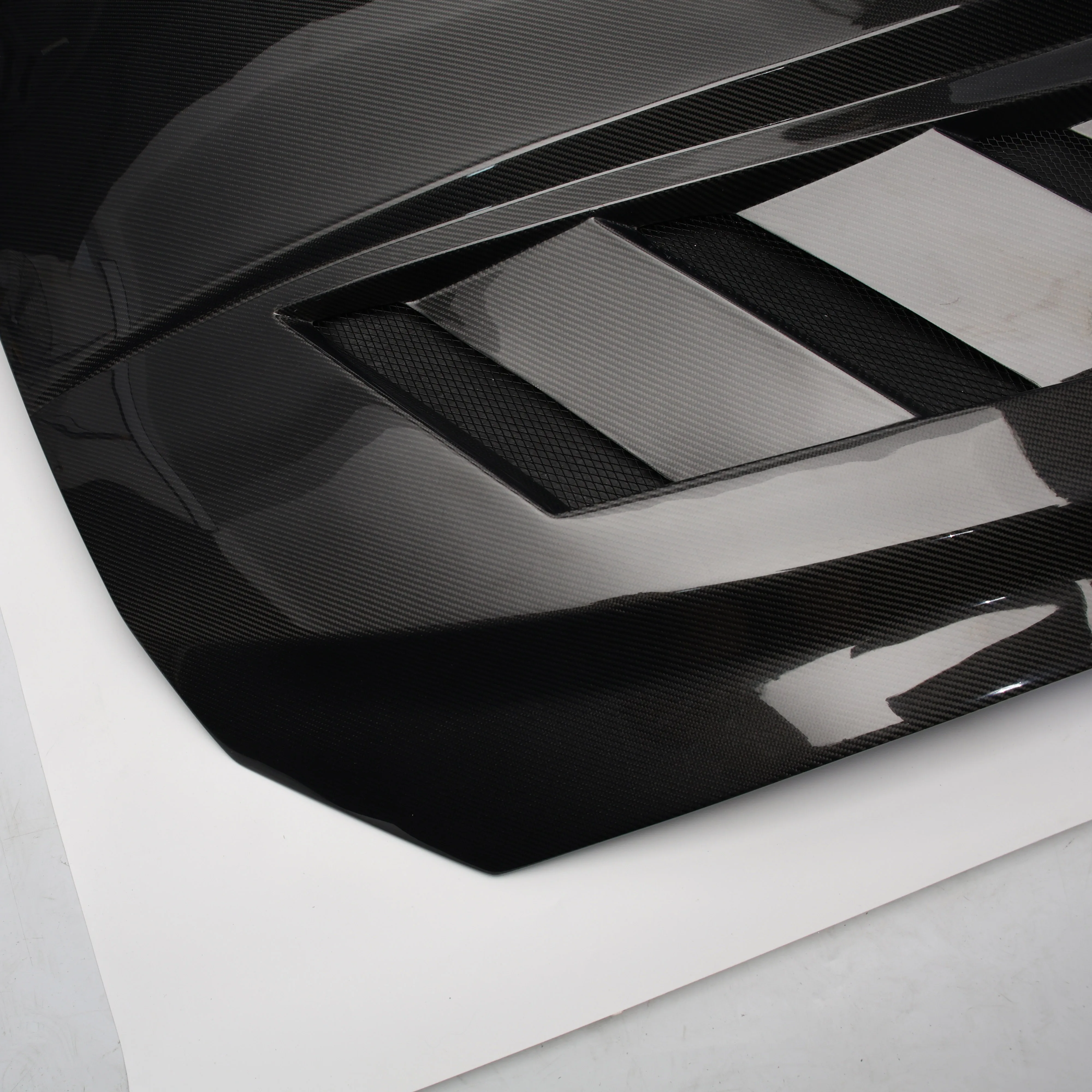 Capó de fibra de carbono ventilado – Ford Mustang 2018-2023 - imagen 3