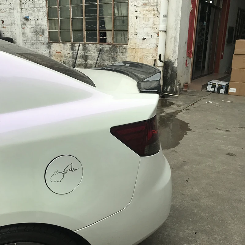 Alerón trasero de fibra de carbono instalado en un Kia Forte