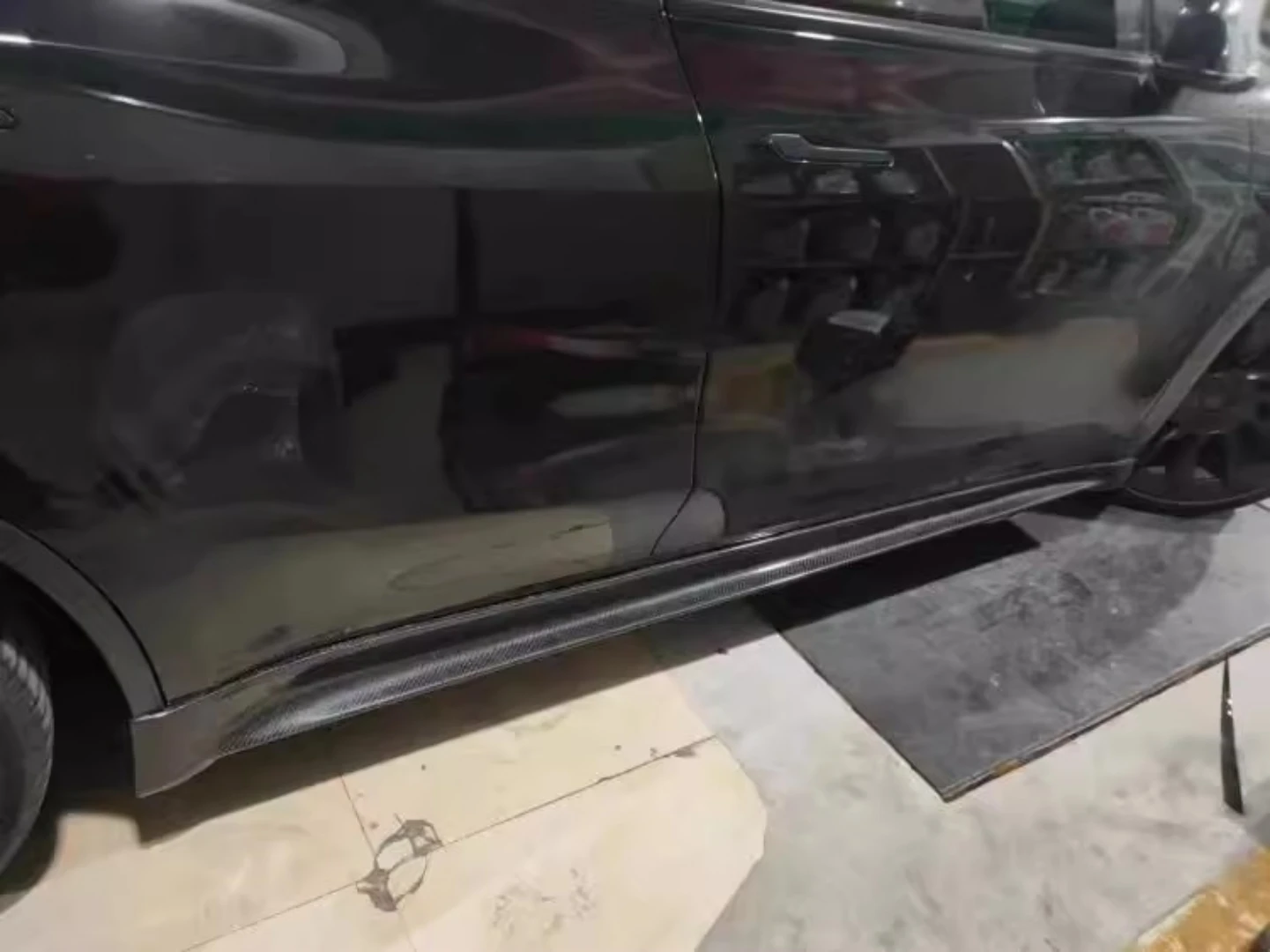 Kit fibra de carbono Tesla Model Y – parachoques, faldón y alerón - imagen 4