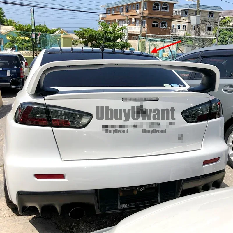 Contenido del kit de alerón de techo con cintas y accesorios