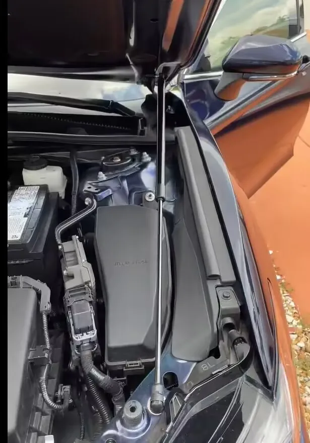 Capó delantero Toyota Camry XV70 2018-2024 con puntales de gas